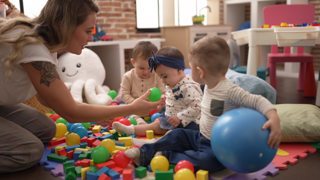 enseignant-et-eleves-d-age-prescolaire