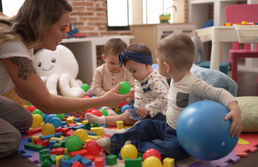 enseignant-et-eleves-d-age-prescolaire